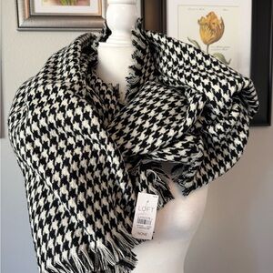 NWT LOFT Large Black and White Houndstooth Scarf